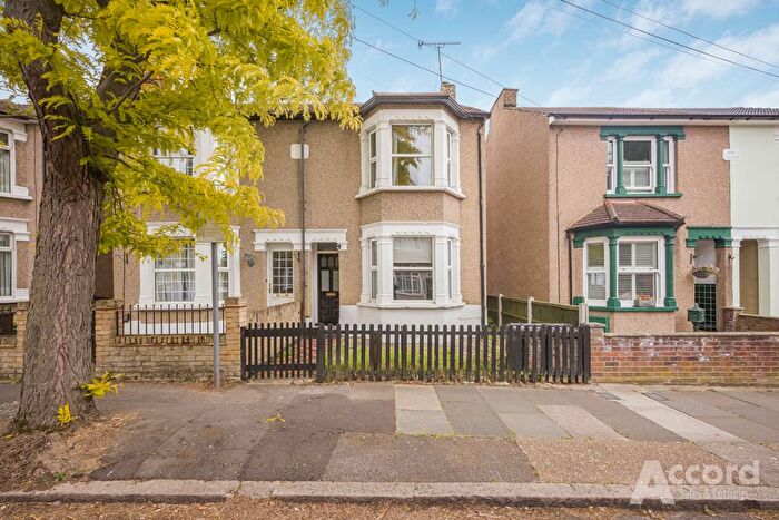 3 Bedroom Semi-Detached House For Sale In Malvern Road, Hornchurch, RM11