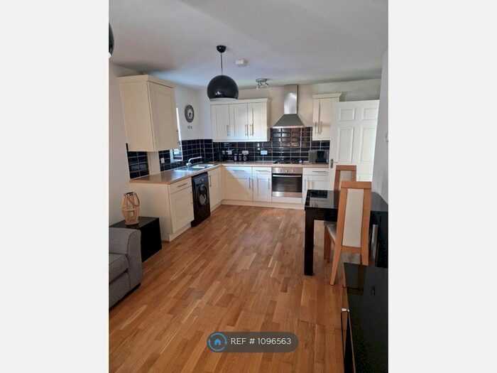 2 Bedroom Flat To Rent In Somerset Court, London Colney, AL2