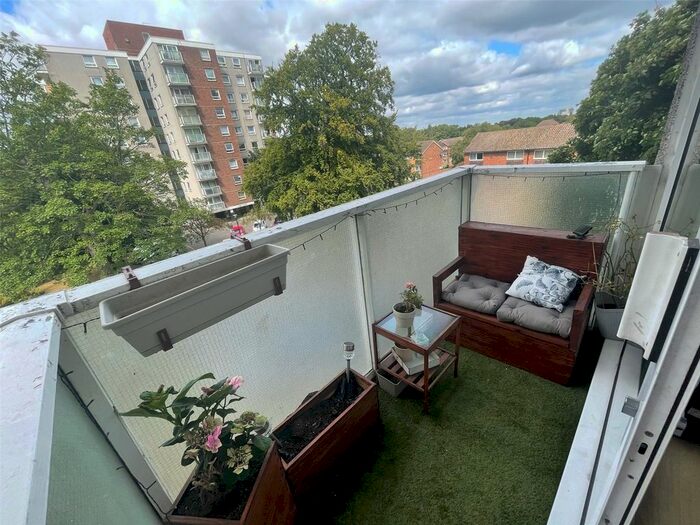 2 Bedroom Flat To Rent In Tollbar Court, Basinghall Gardens, Sutton, Surrey, SM2