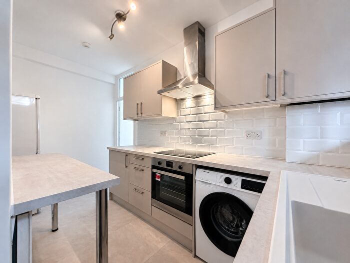 2 Bedroom Flat For Sale In Classic Mansions, Well Street, Hackney, London, E9 - Photo 7