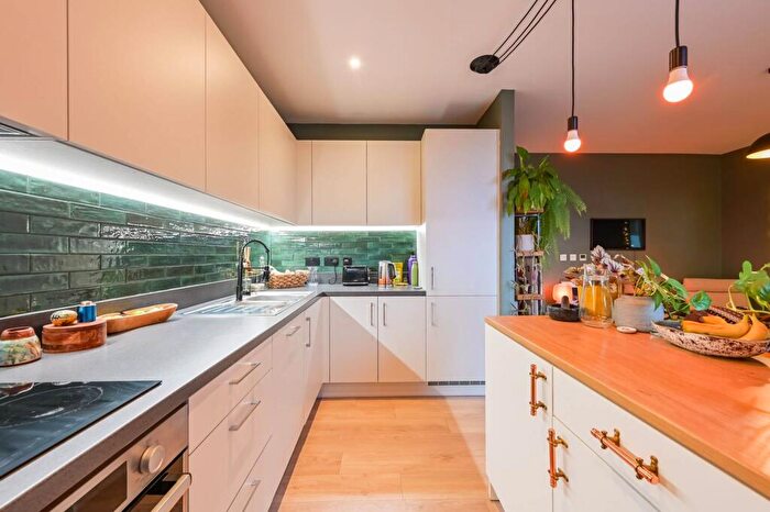 2 Bedroom Flat For Sale In Woodberry Down, , Manor House, London, N4