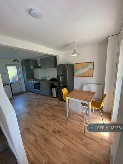 4 Bedroom Semi-Detached House To Rent In St Lucia Close, Bristol, BS7