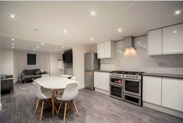 6 Bedroom Semi-Detached House To Rent In Rolleston Drive, Nottingham, NG7