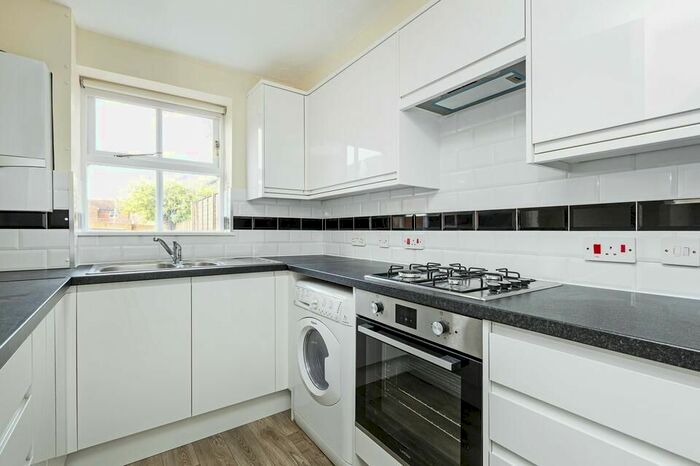 4 Bedroom Town House To Rent In Massingberd Way, London, SW17