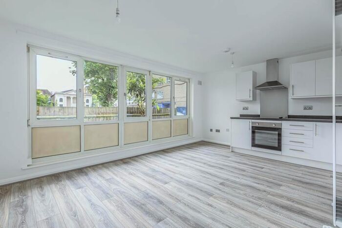 4 Bedroom Flat To Rent In Howcroft House, Bow, E3