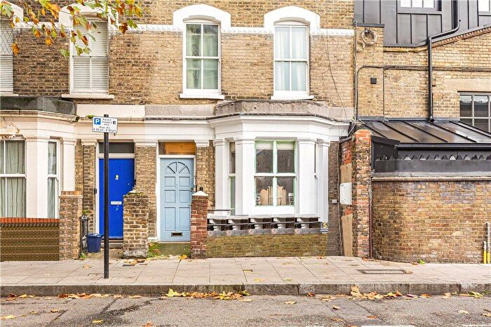 2 Bedroom Apartment For Sale In Lee Street, London, E8