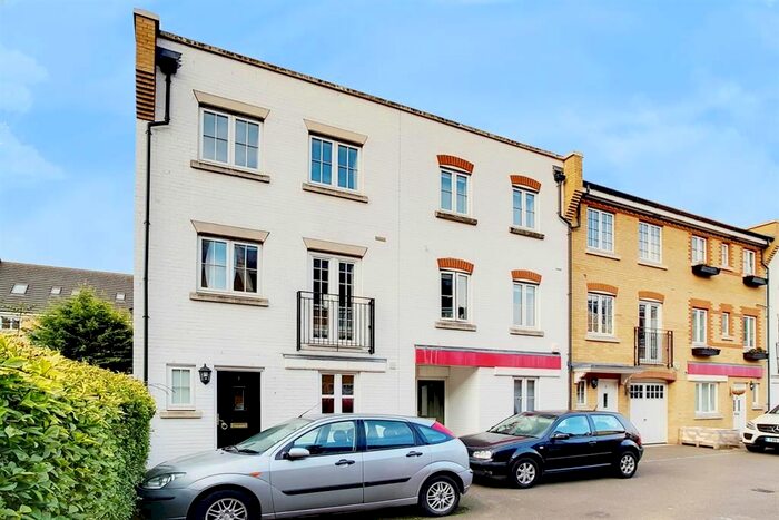 4 Bedroom End Of Terrace House To Rent In Edgar Wallace Close, Peckham, SE15