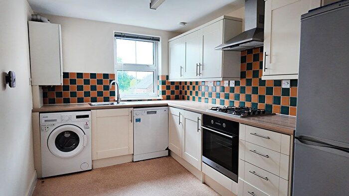 2 Bedroom Flat To Rent In High Street Wanstead, London, E11