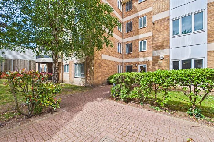 2 Bedroom Apartment For Sale In Branagh Court, Reading, Berkshire, RG30