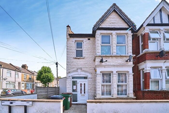 3 Bedroom End Of Terrace House For Sale In Norlington Road, London, E11