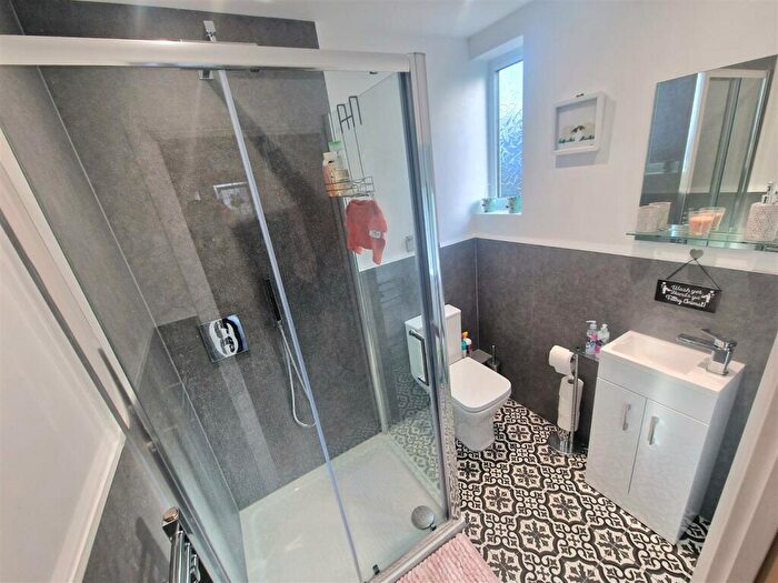 3 Bedroom End Of Terrace House For Sale In Brunswick Park Road, New Southgate, N11
