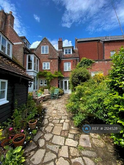 2 Bedroom Flat To Rent In High Street, Fordingbridge, SP6