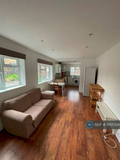 1 Bedroom Flat To Rent In Battersea Park Road, London, SW11