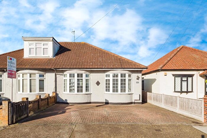 3 Bedroom Semi-Detached Bungalow For Sale In Hubert Road, Rainham, RM13
