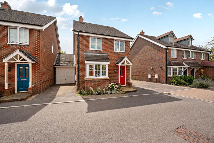 3 Bedroom Link Detached House For Sale In Wallis Gardens, Newbury, RG14