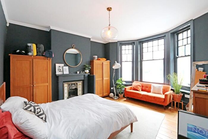 2 Bedroom Flat To Rent In Victoria Avenue, Surbiton, KT6