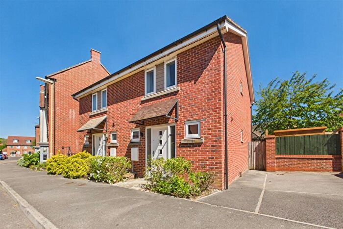 3 Bedroom Semi Detached House For Sale In Gardiner Road, Basingstoke, RG24