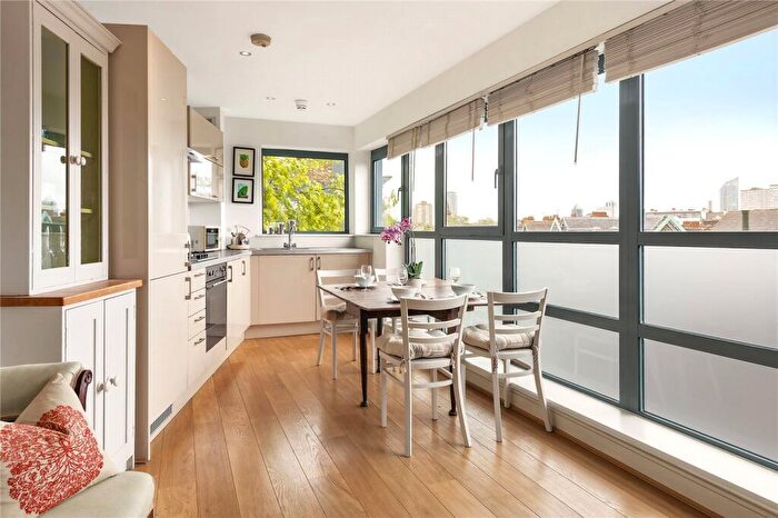 1 Bedroom Flat For Sale In Battersea Park Road, Battersea, SW11