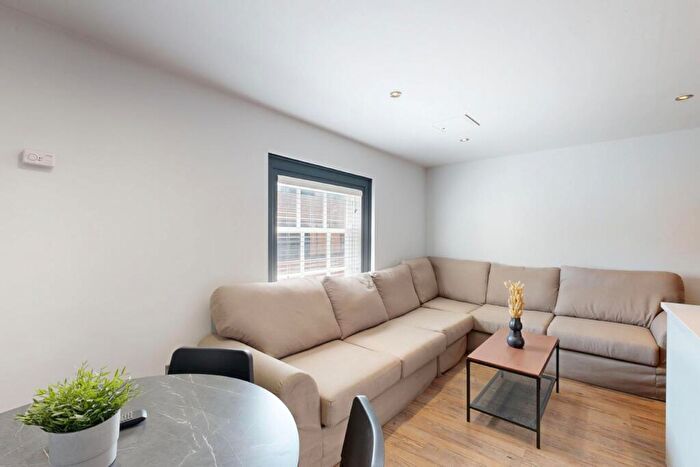 6 Bedroom Apartment To Rent In Hoods Hideout, - Houndsgate, NG1