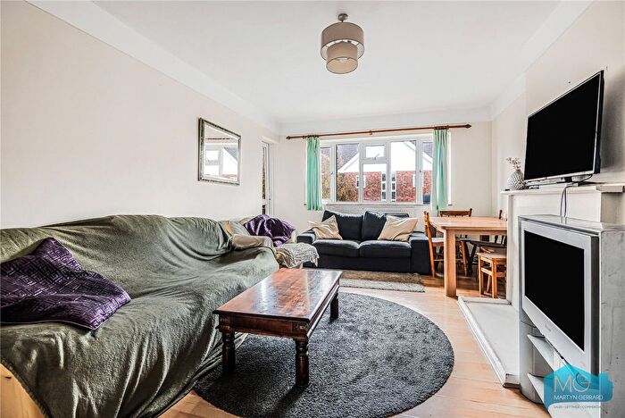 3 Bedroom Flat For Sale In Elmshurst Crescent, London, N2