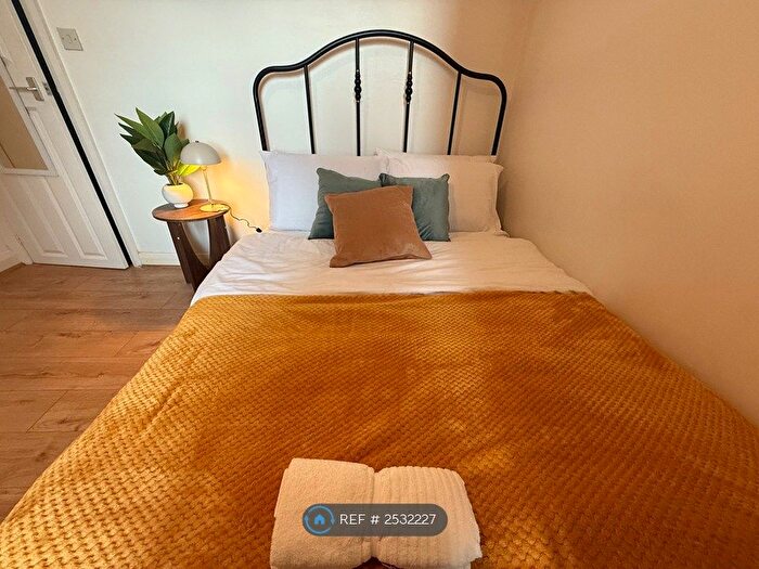 Studio To Rent In Harlesden, London, NW10