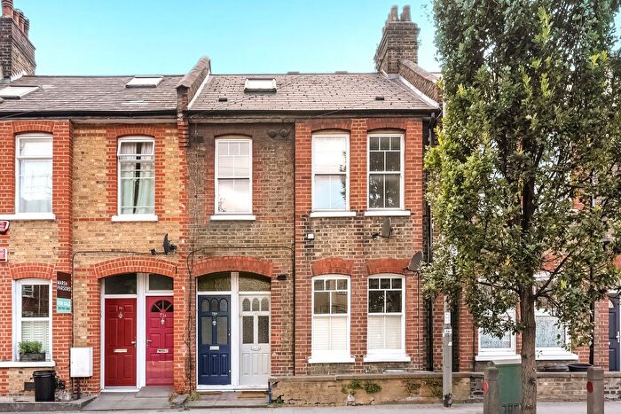 3 Bedroom Maisonette For Sale In Silverthorne Road, Battersea, SW8