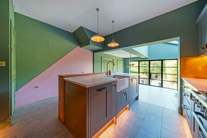 4 Bedroom Semi-Detached House To Rent In Grenfell Road Maidenhead, SL6