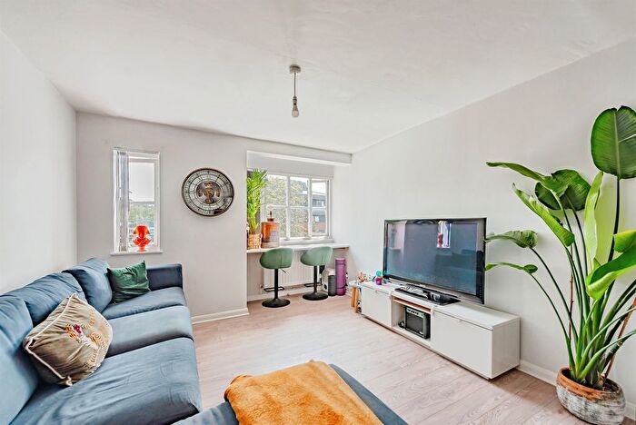 2 Bedroom Flat For Sale In Garlands Road, Redhill, RH1