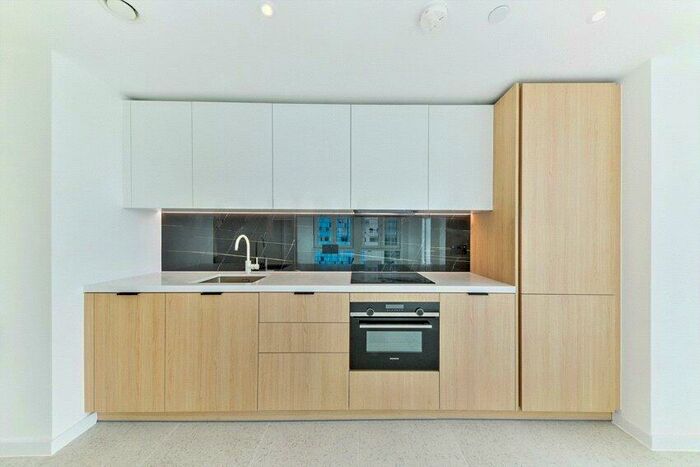 Apartment To Rent In Cendal Crescent, London, E1