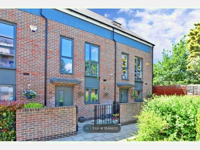 3 Bedroom End Of Terrace House To Rent In Apple Tree Lane, Rainham, RM13