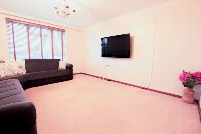 3 Bedroom Flat To Rent In Longcroft Rise, Loughton, IG10
