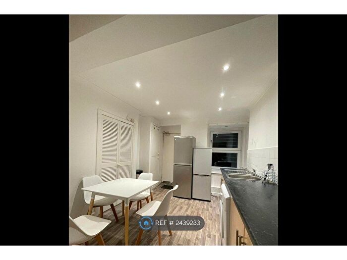 4 Bedroom Flat To Rent In Southpark Avenue, Glasgow, G12
