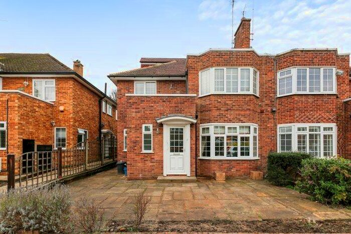 2 Bedroom Flat To Rent In Bishops Close, Richmond TW10