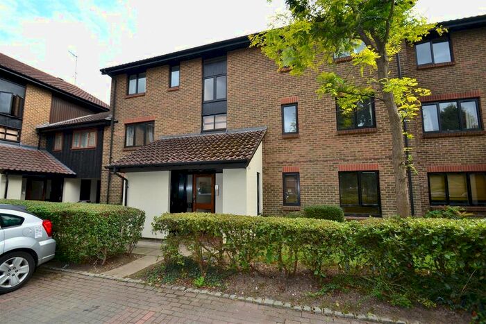2 Bedroom Flat To Rent In Whitecroft, Horley, RH6