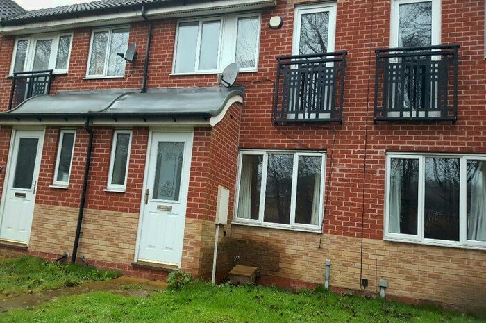 3 Bedroom Town House To Rent In Wain Avenue, Riverside, Chesterfield, S41