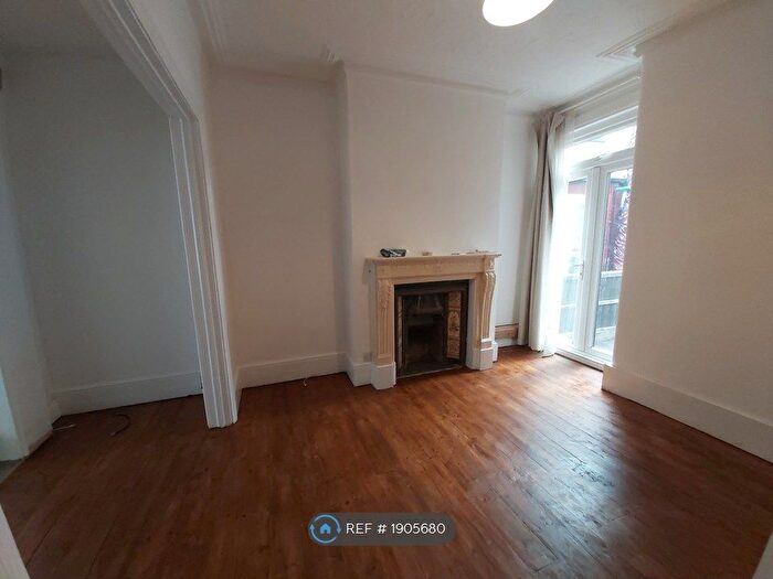 2 Bedroom Flat To Rent In Westcliff On Sea, Westcliff On Sea, SS0