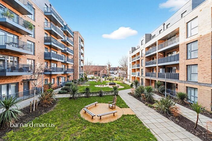 2 Bedroom Flat For Sale In Powdermill Close, New Malden, KT3