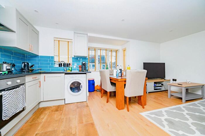 2 Bedroom Flat For Sale In Farley Hill, Luton, Bedfordshire, LU1