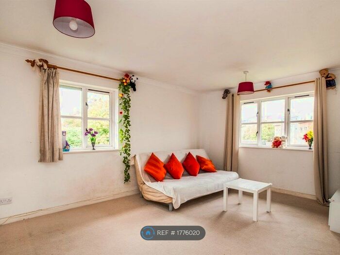 2 Bedroom Flat To Rent In The Scholars, Watford, WD18