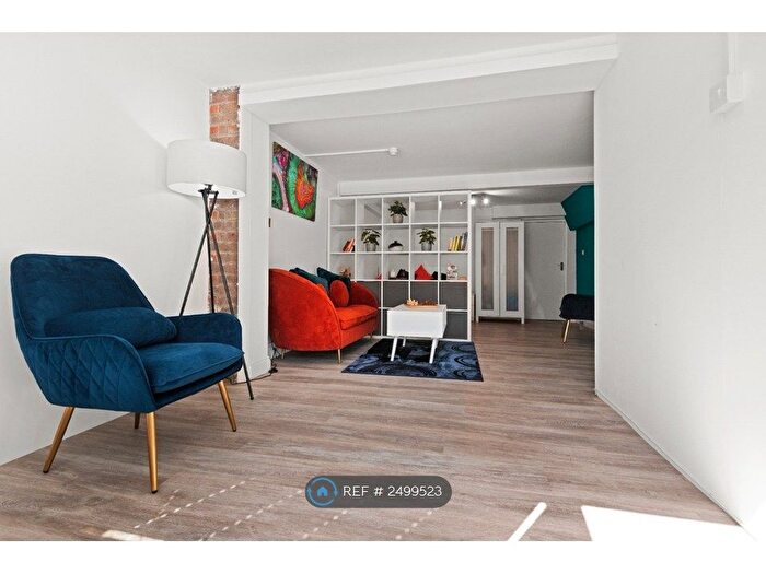 Studio To Rent In West Wycombe Road, High Wycombe, HP12