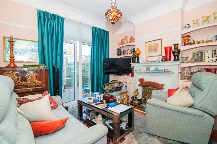 1 Bedroom Flat For Sale In High Street, Teddington, TW11