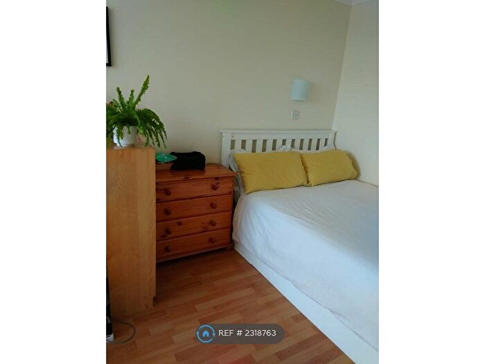 Studio To Rent In Avon Court, London, SW15
