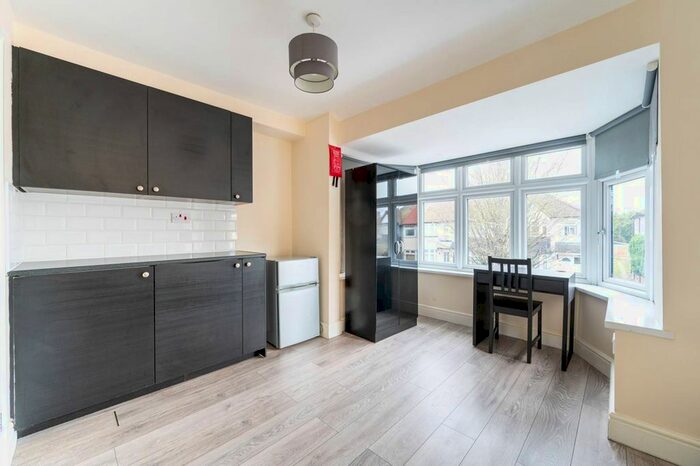 Studio To Rent In Bideford Avenue, Perivale, Greenford, UB6