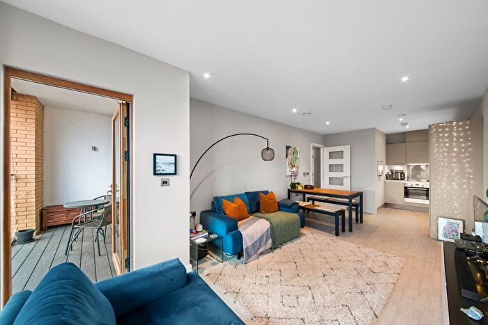 1 Bedroom Flat For Sale In School Passage, Southall, UB1