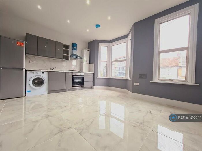 2 Bedroom Flat To Rent In Ruckholt Road, London, E10