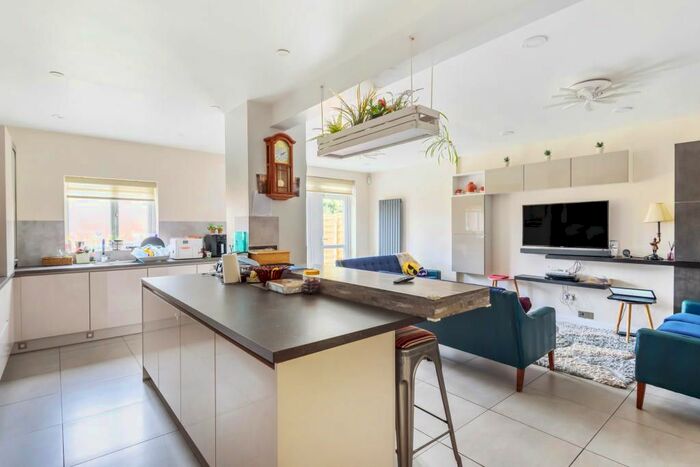 5 Bedroom Terraced House To Rent In Kensington Close, London, N11