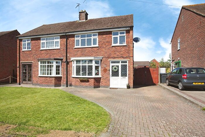 3 Bedroom Semi-Detached House For Sale In York Road, Hinckley, LE10