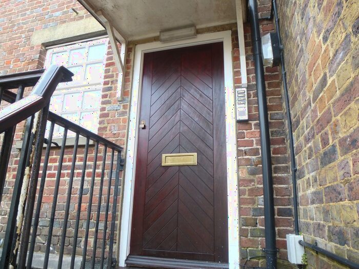 1 Bedroom Flat To Rent In Cantelupe Road, East Grinstead West Sussex, RH19