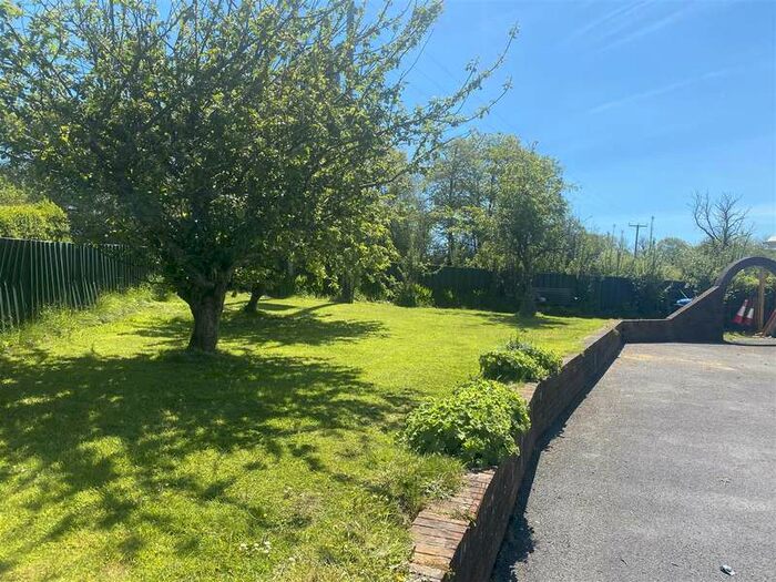 4 Bedroom Bungalow For Sale In Kings Road, Llandybie, Ammanford, SA18