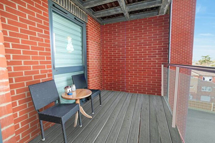 1 Bedroom Apartment For Sale In Bath Road, Slough, SL1